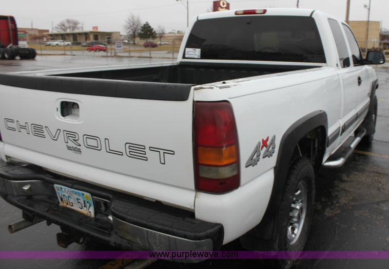 image for item E8347 2000 Chevrolet 2500 Extended Cab pickup truck