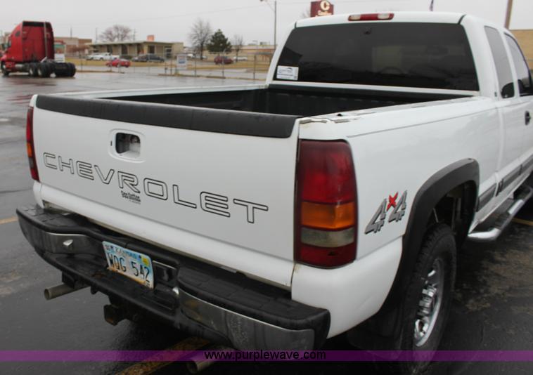 image for item E8347 2000 Chevrolet 2500 Extended Cab pickup truck