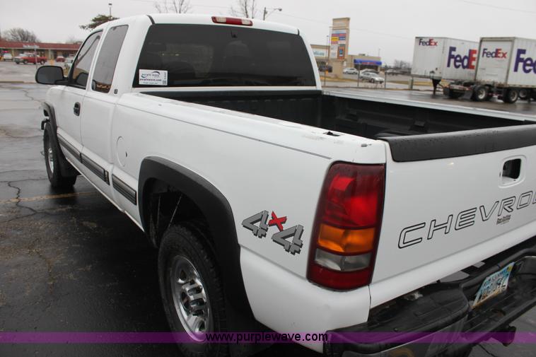 image for item E8347 2000 Chevrolet 2500 Extended Cab pickup truck