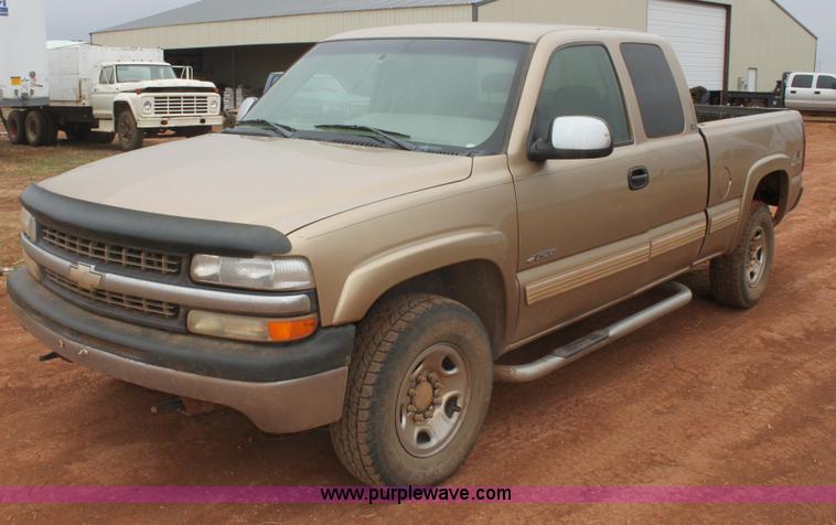 image for item E8381 2000 Chevrolet Silverado 2500 LS Extended Cab pickup truck