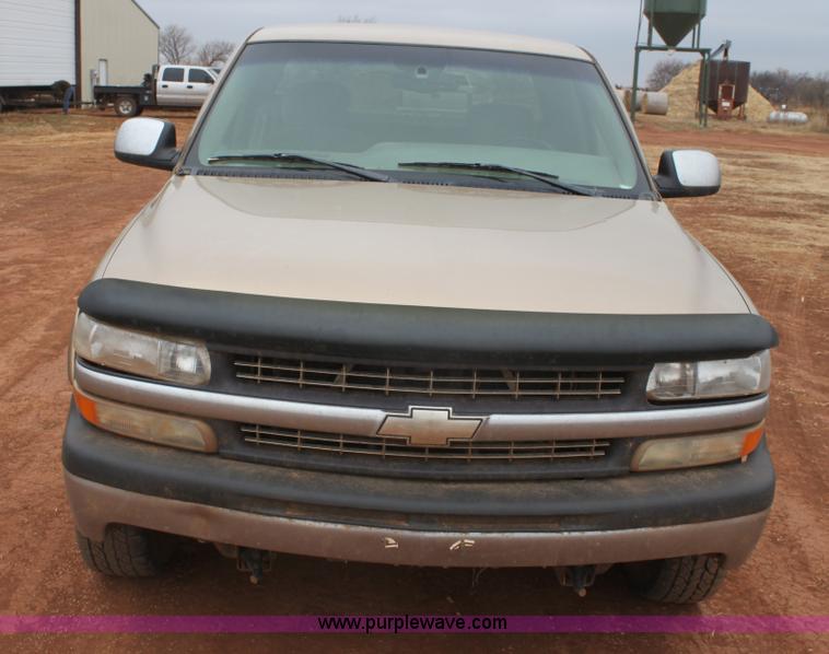 image for item E8381 2000 Chevrolet Silverado 2500 LS Extended Cab pickup truck