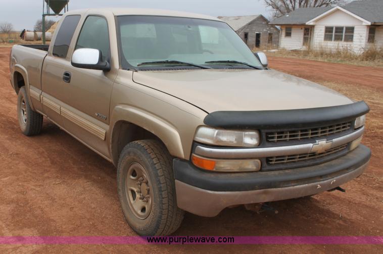 image for item E8381 2000 Chevrolet Silverado 2500 LS Extended Cab pickup truck