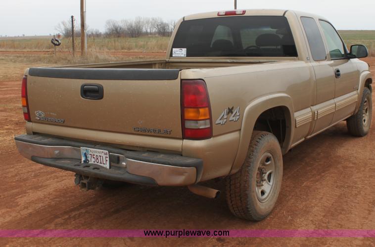 image for item E8381 2000 Chevrolet Silverado 2500 LS Extended Cab pickup truck