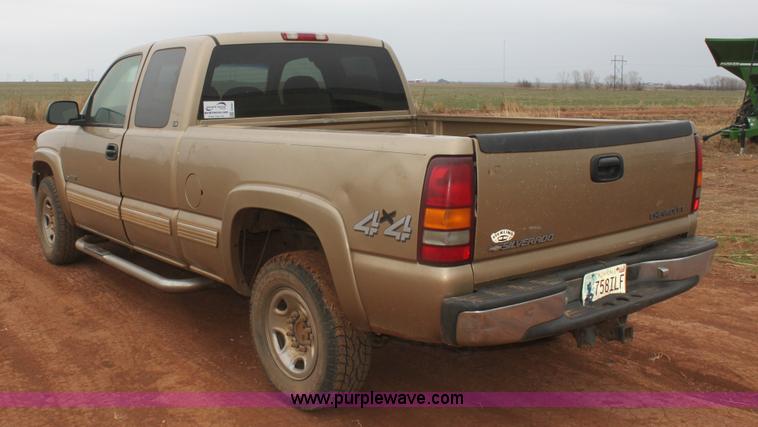 image for item E8381 2000 Chevrolet Silverado 2500 LS Extended Cab pickup truck