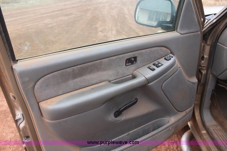 image for item E8381 2000 Chevrolet Silverado 2500 LS Extended Cab pickup truck