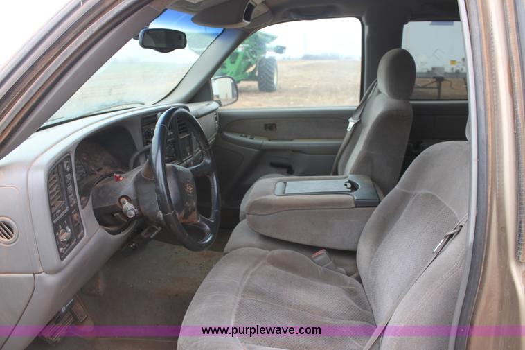 image for item E8381 2000 Chevrolet Silverado 2500 LS Extended Cab pickup truck