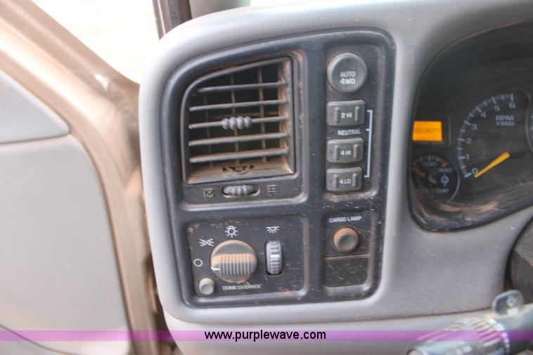 image for item E8381 2000 Chevrolet Silverado 2500 LS Extended Cab pickup truck