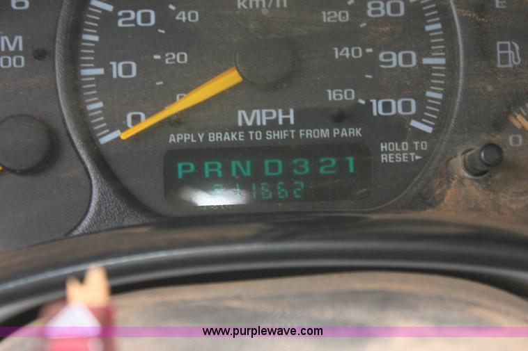 image for item E8381 2000 Chevrolet Silverado 2500 LS Extended Cab pickup truck