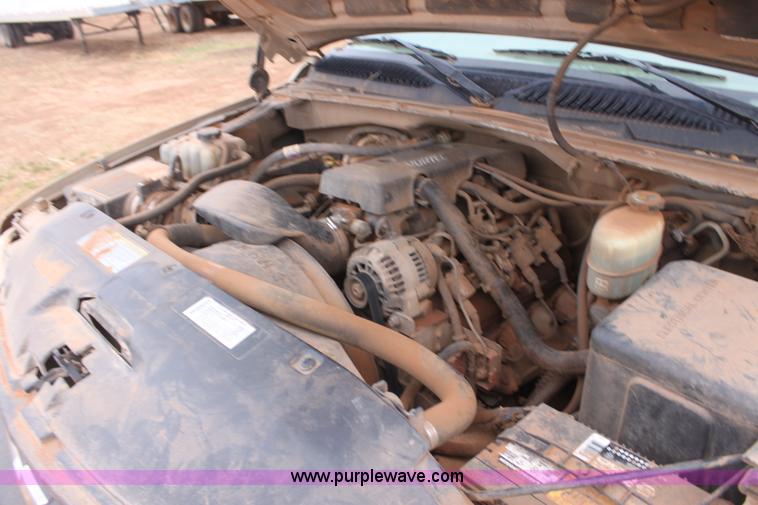 image for item E8381 2000 Chevrolet Silverado 2500 LS Extended Cab pickup truck