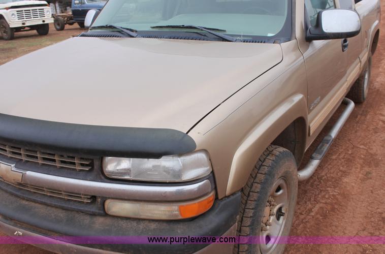 image for item E8381 2000 Chevrolet Silverado 2500 LS Extended Cab pickup truck