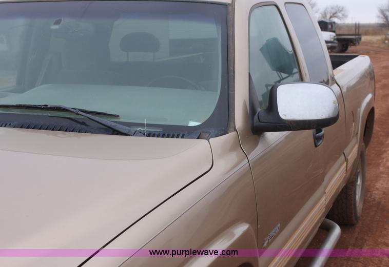 image for item E8381 2000 Chevrolet Silverado 2500 LS Extended Cab pickup truck