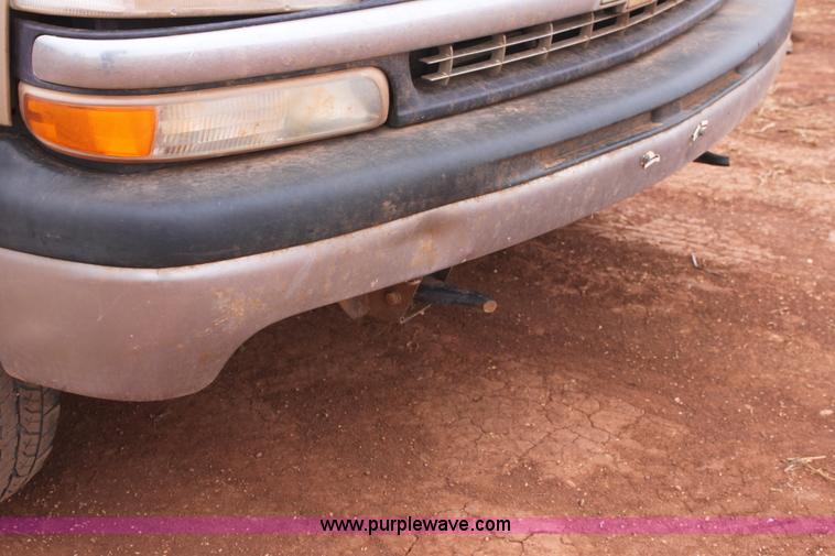 image for item E8381 2000 Chevrolet Silverado 2500 LS Extended Cab pickup truck