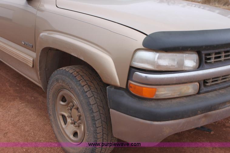 image for item E8381 2000 Chevrolet Silverado 2500 LS Extended Cab pickup truck