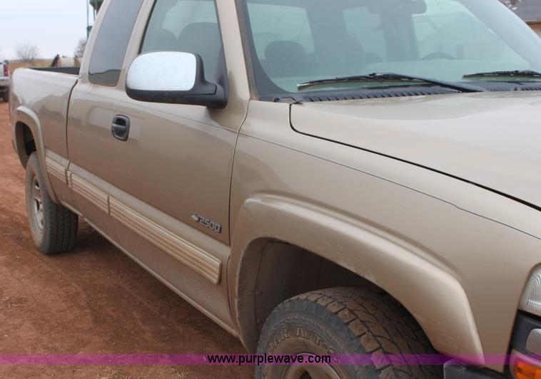 image for item E8381 2000 Chevrolet Silverado 2500 LS Extended Cab pickup truck