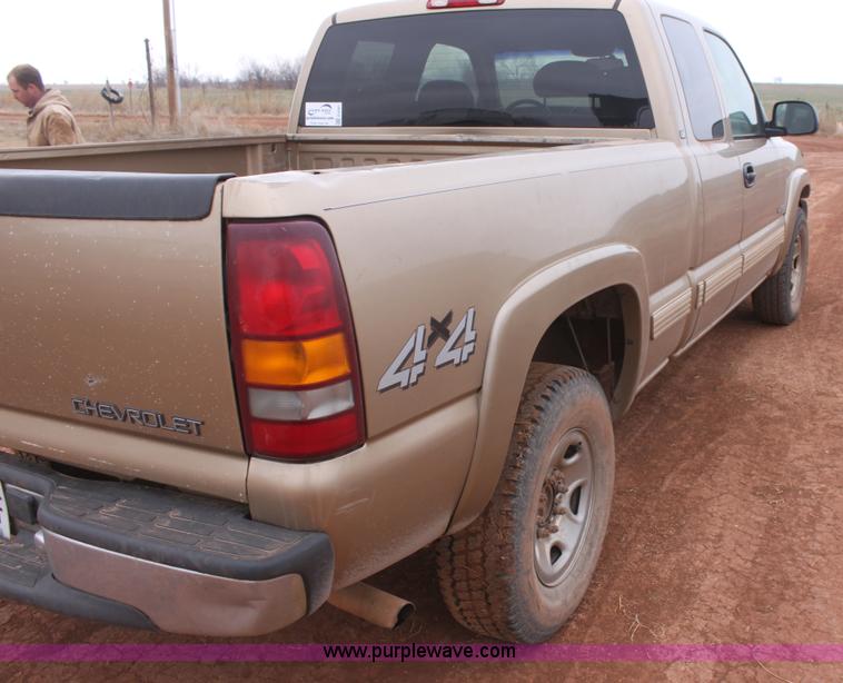 image for item E8381 2000 Chevrolet Silverado 2500 LS Extended Cab pickup truck