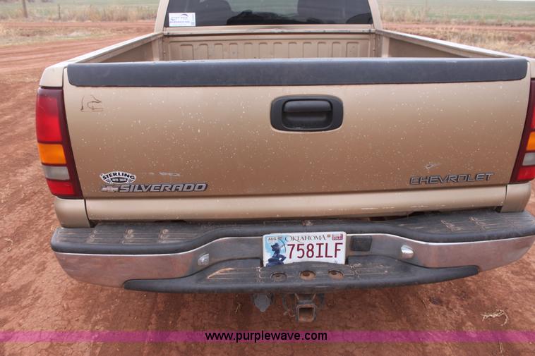 image for item E8381 2000 Chevrolet Silverado 2500 LS Extended Cab pickup truck