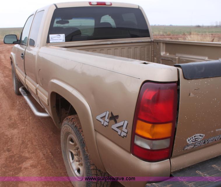 image for item E8381 2000 Chevrolet Silverado 2500 LS Extended Cab pickup truck