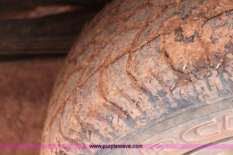 image for item E8381 2000 Chevrolet Silverado 2500 LS Extended Cab pickup truck