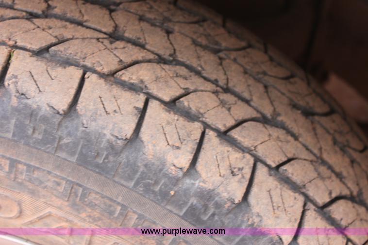 image for item E8381 2000 Chevrolet Silverado 2500 LS Extended Cab pickup truck