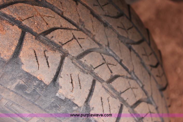 image for item E8381 2000 Chevrolet Silverado 2500 LS Extended Cab pickup truck