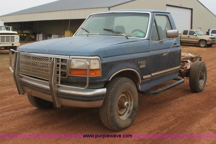 image for item E8382 1993 Ford F250 XLT cab and chassis