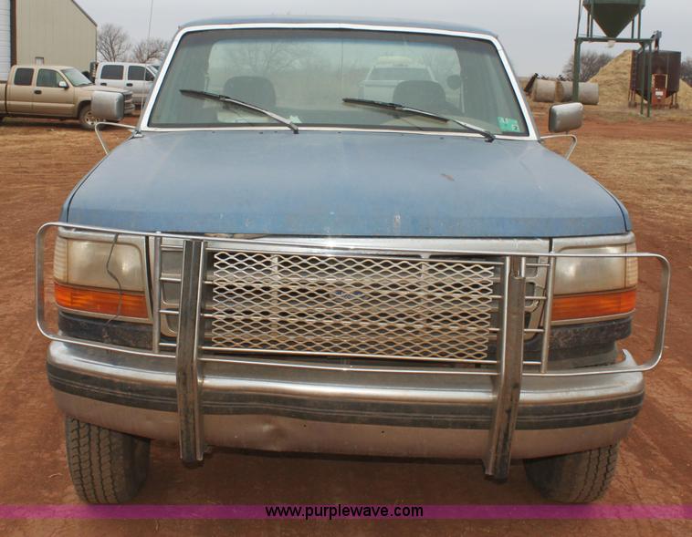 image for item E8382 1993 Ford F250 XLT cab and chassis