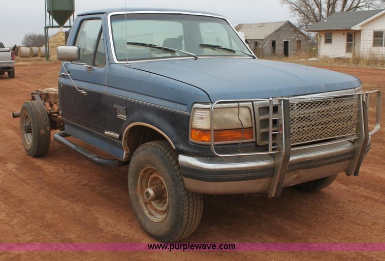 image for item E8382 1993 Ford F250 XLT cab and chassis