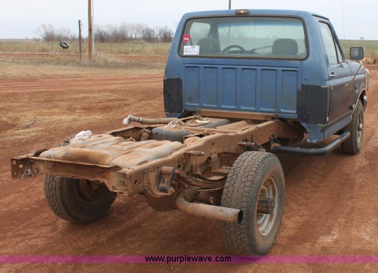 image for item E8382 1993 Ford F250 XLT cab and chassis