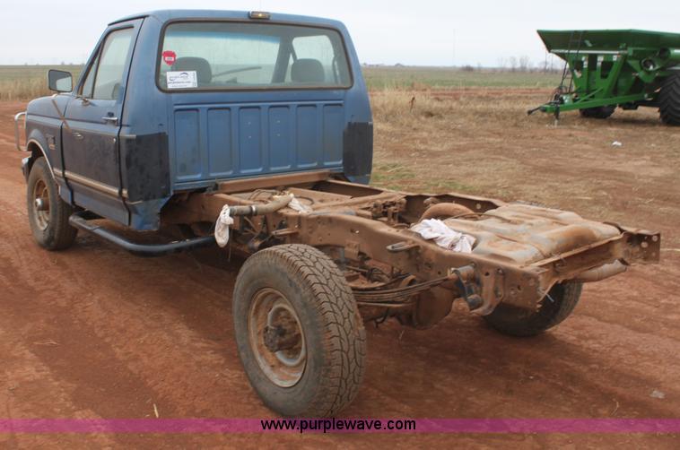 image for item E8382 1993 Ford F250 XLT cab and chassis