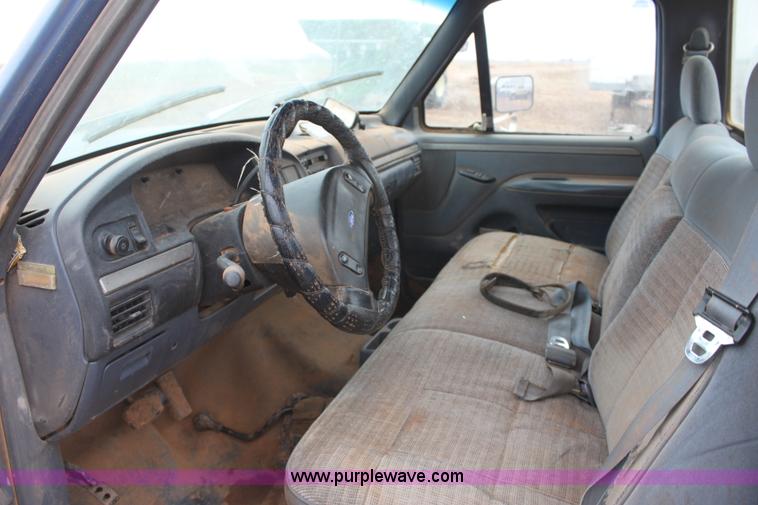 image for item E8382 1993 Ford F250 XLT cab and chassis