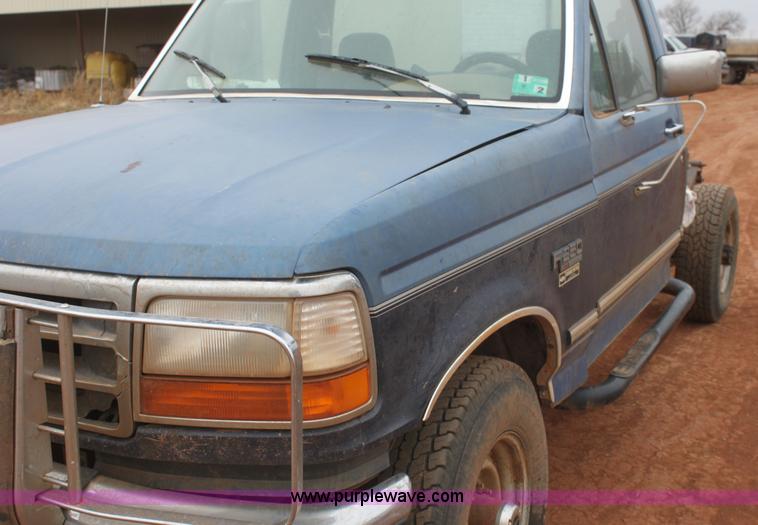 image for item E8382 1993 Ford F250 XLT cab and chassis