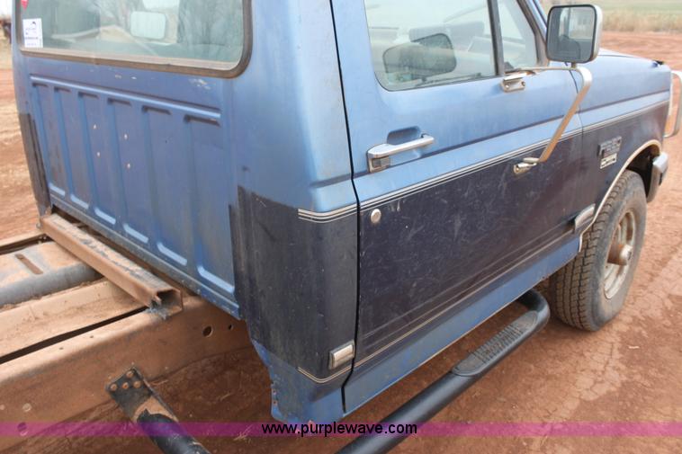image for item E8382 1993 Ford F250 XLT cab and chassis