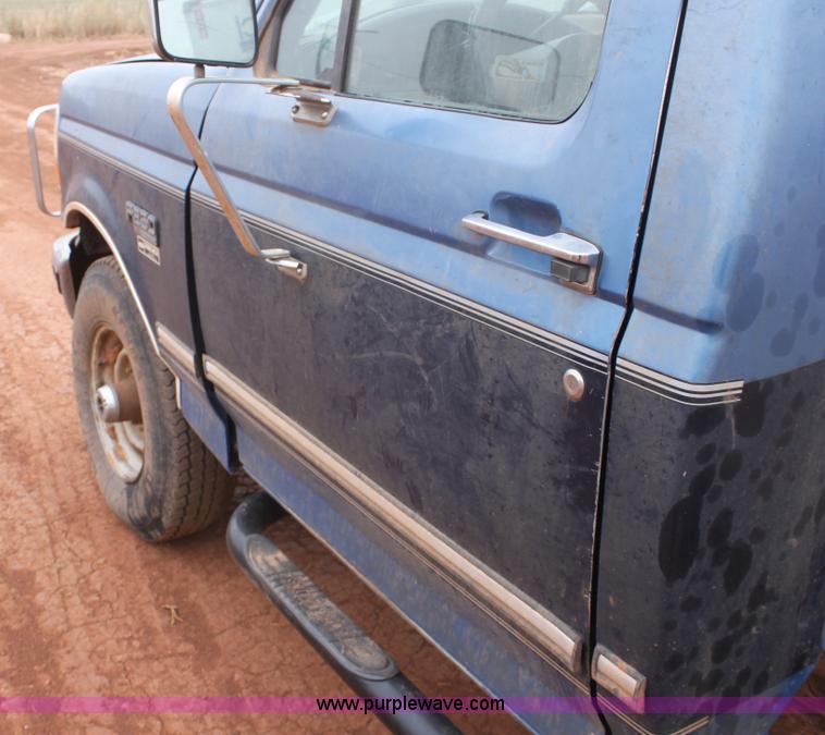 image for item E8382 1993 Ford F250 XLT cab and chassis