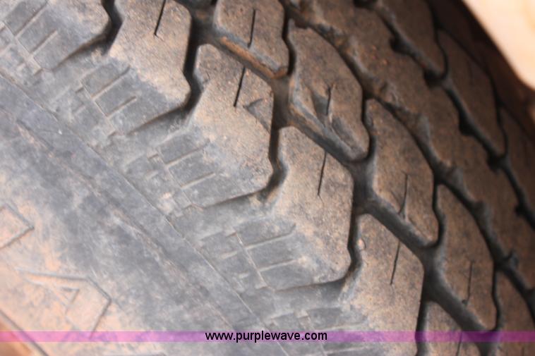 image for item E8382 1993 Ford F250 XLT cab and chassis