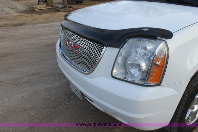 image for item E8440 2007 GMC Yukon Denali SUV