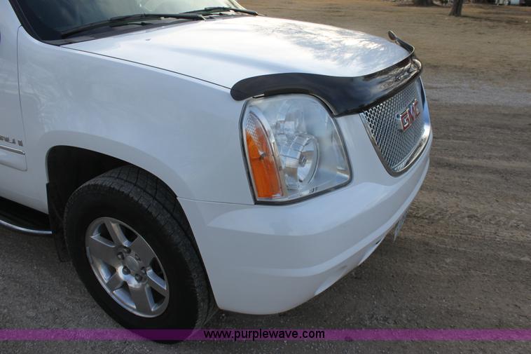 image for item E8440 2007 GMC Yukon Denali SUV