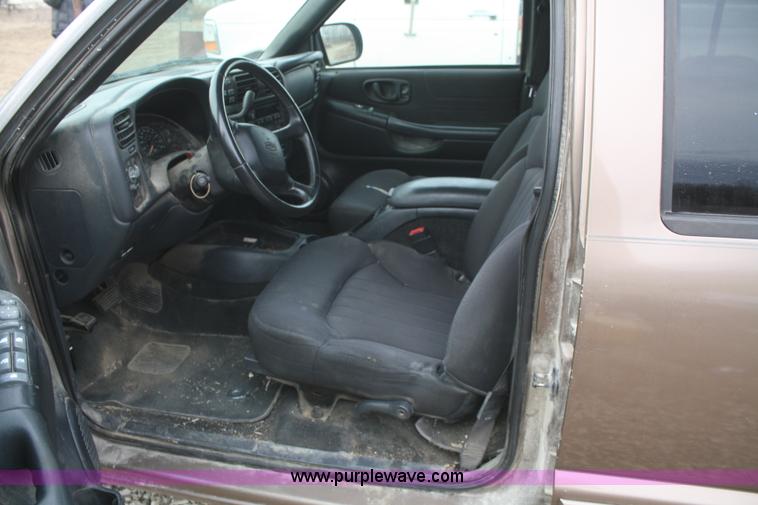 image for item F2877 2004 Chevrolet Blazer LS SUV