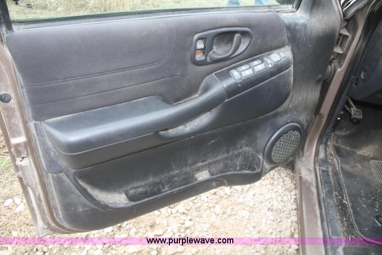image for item F2877 2004 Chevrolet Blazer LS SUV
