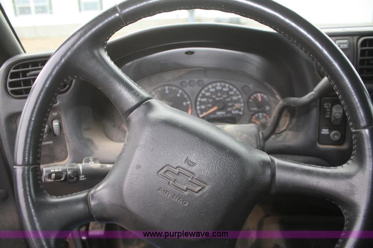 image for item F2877 2004 Chevrolet Blazer LS SUV