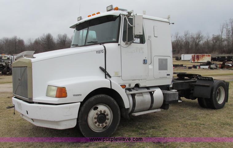 image for item F4713 1996 Volvo WIA semi truck