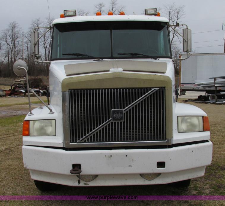 image for item F4713 1996 Volvo WIA semi truck