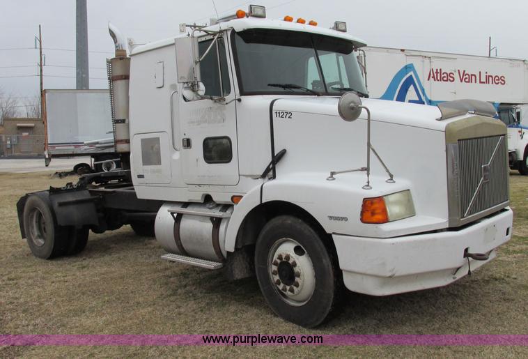 image for item F4713 1996 Volvo WIA semi truck