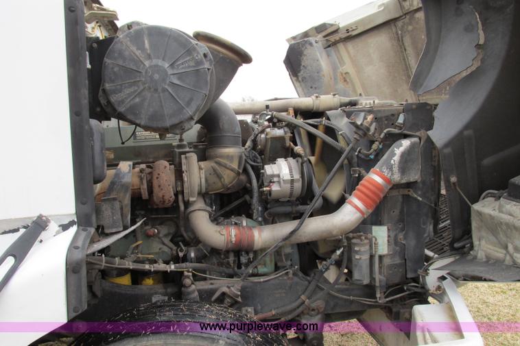 image for item F4713 1996 Volvo WIA semi truck