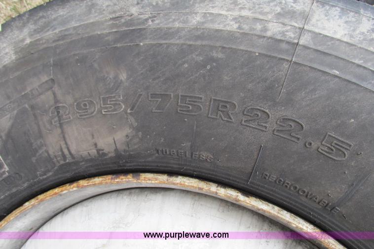 image for item F4713 1996 Volvo WIA semi truck