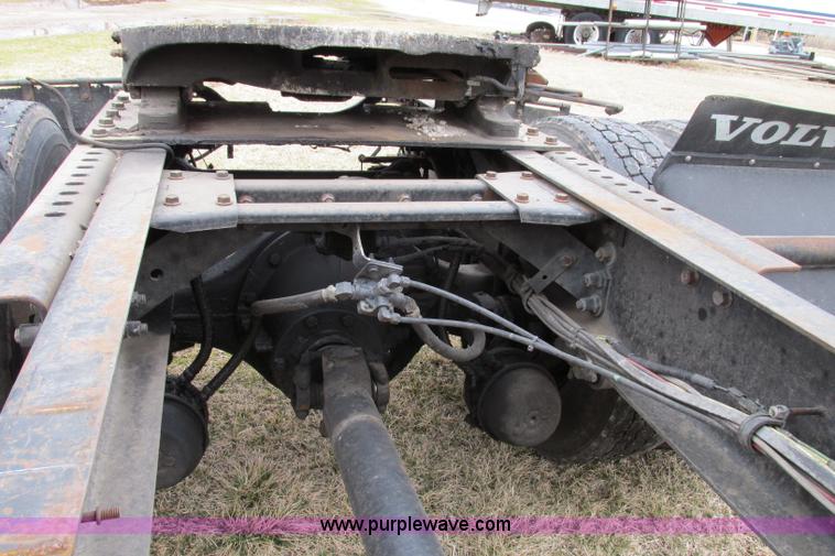 image for item F4713 1996 Volvo WIA semi truck