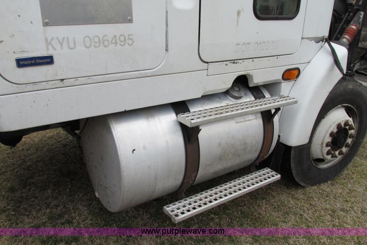 image for item F4713 1996 Volvo WIA semi truck