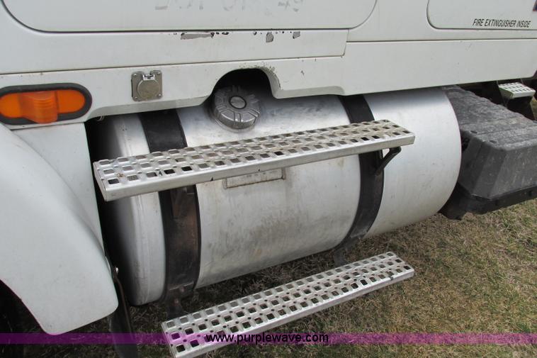 image for item F4713 1996 Volvo WIA semi truck