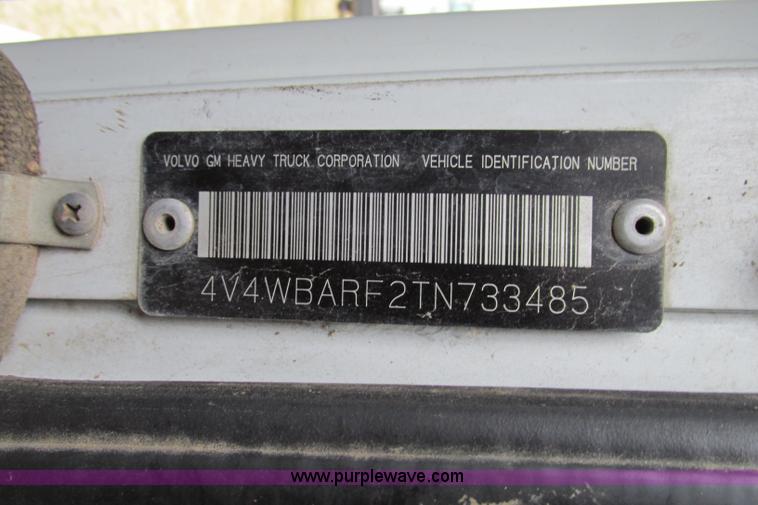 image for item F4713 1996 Volvo WIA semi truck