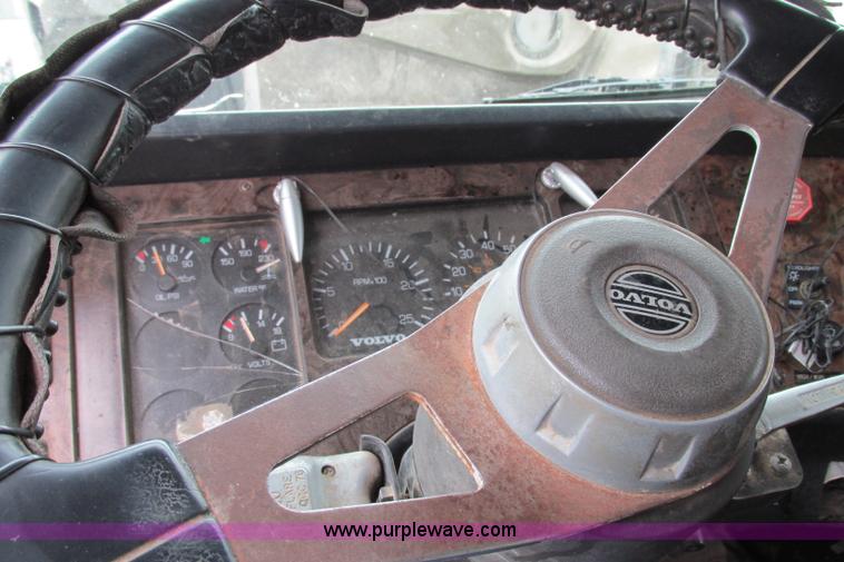 image for item F4713 1996 Volvo WIA semi truck