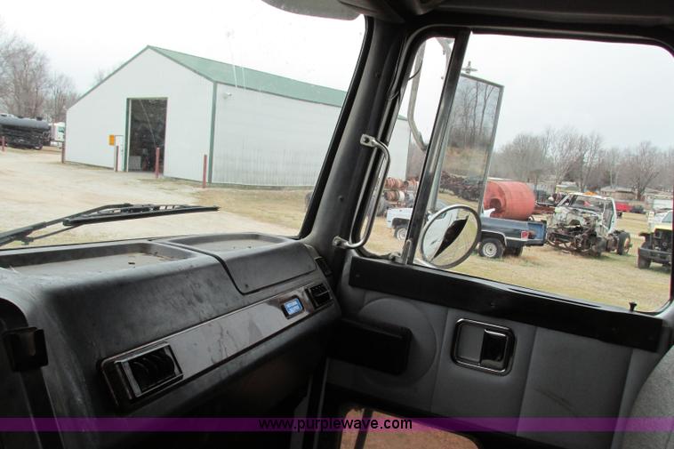 image for item F4713 1996 Volvo WIA semi truck